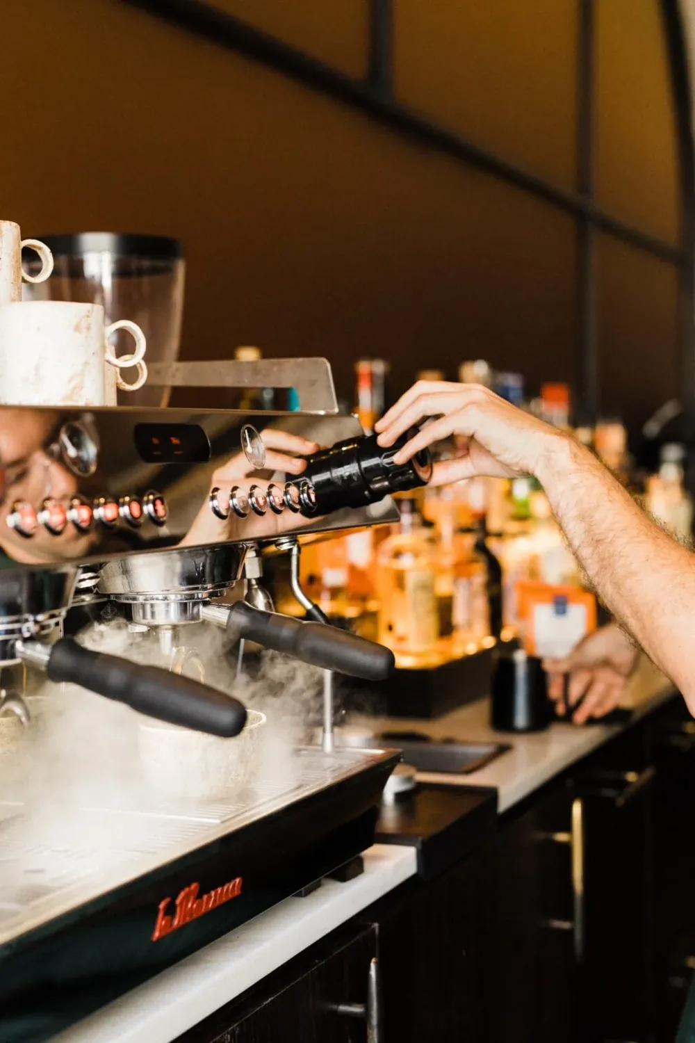 Barista a preparar café na máquina de espresso