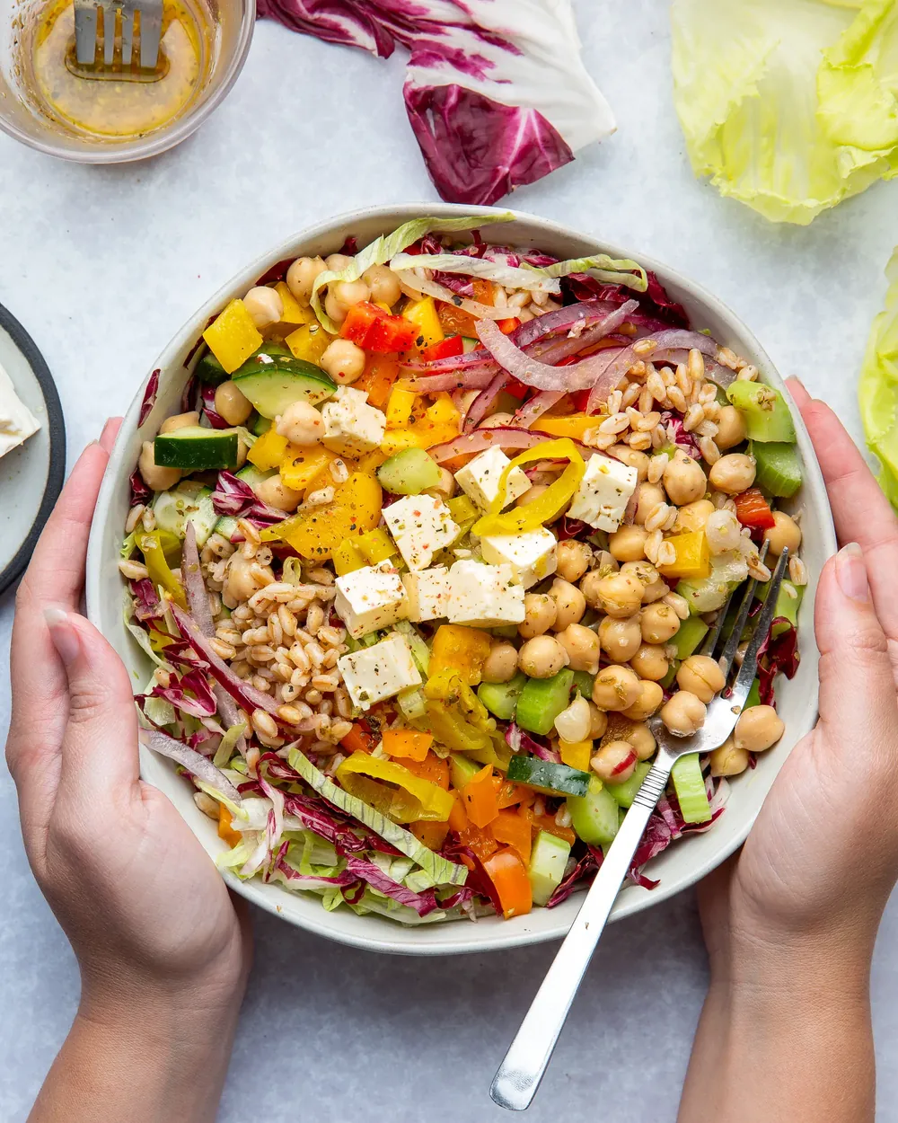 Taça de salada com grão, legumes e queijo